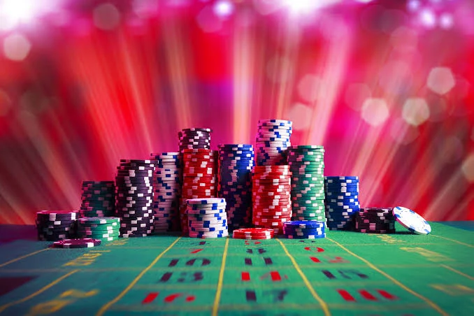 Pilhas de fichas coloridas sobre a mesa de cassino, imagem de marca da TopX